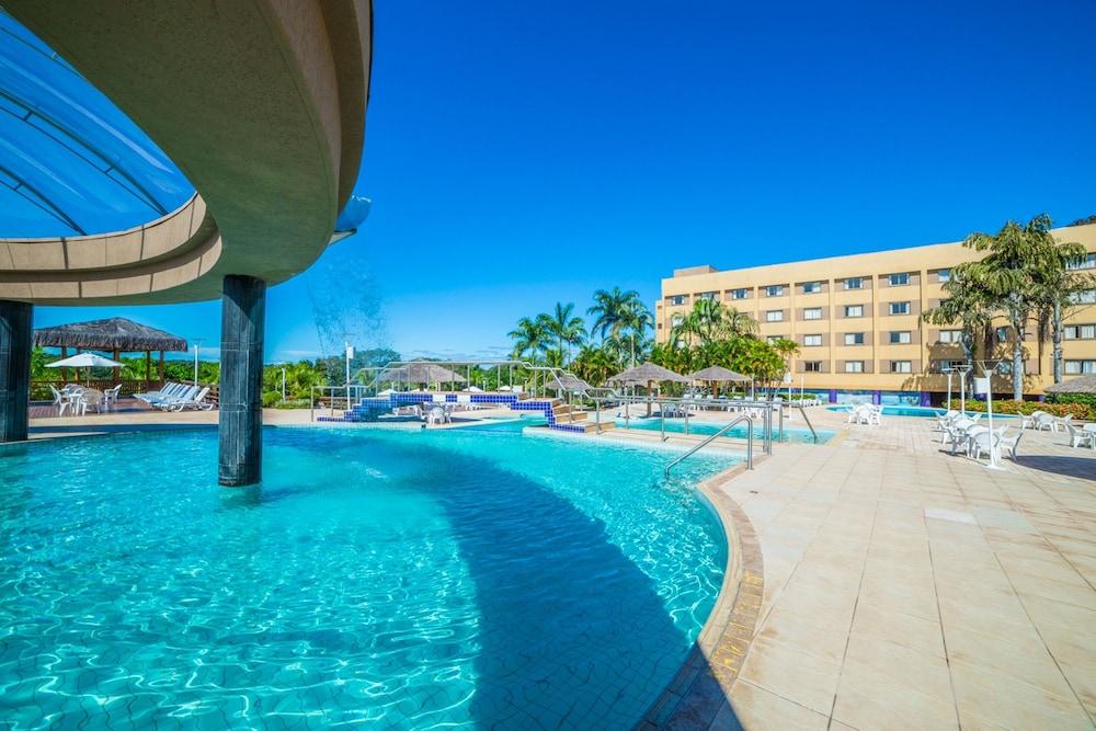 Mabu Thermas Grand Resort Foz do Iguacu Bagian luar foto The pool at the hotel