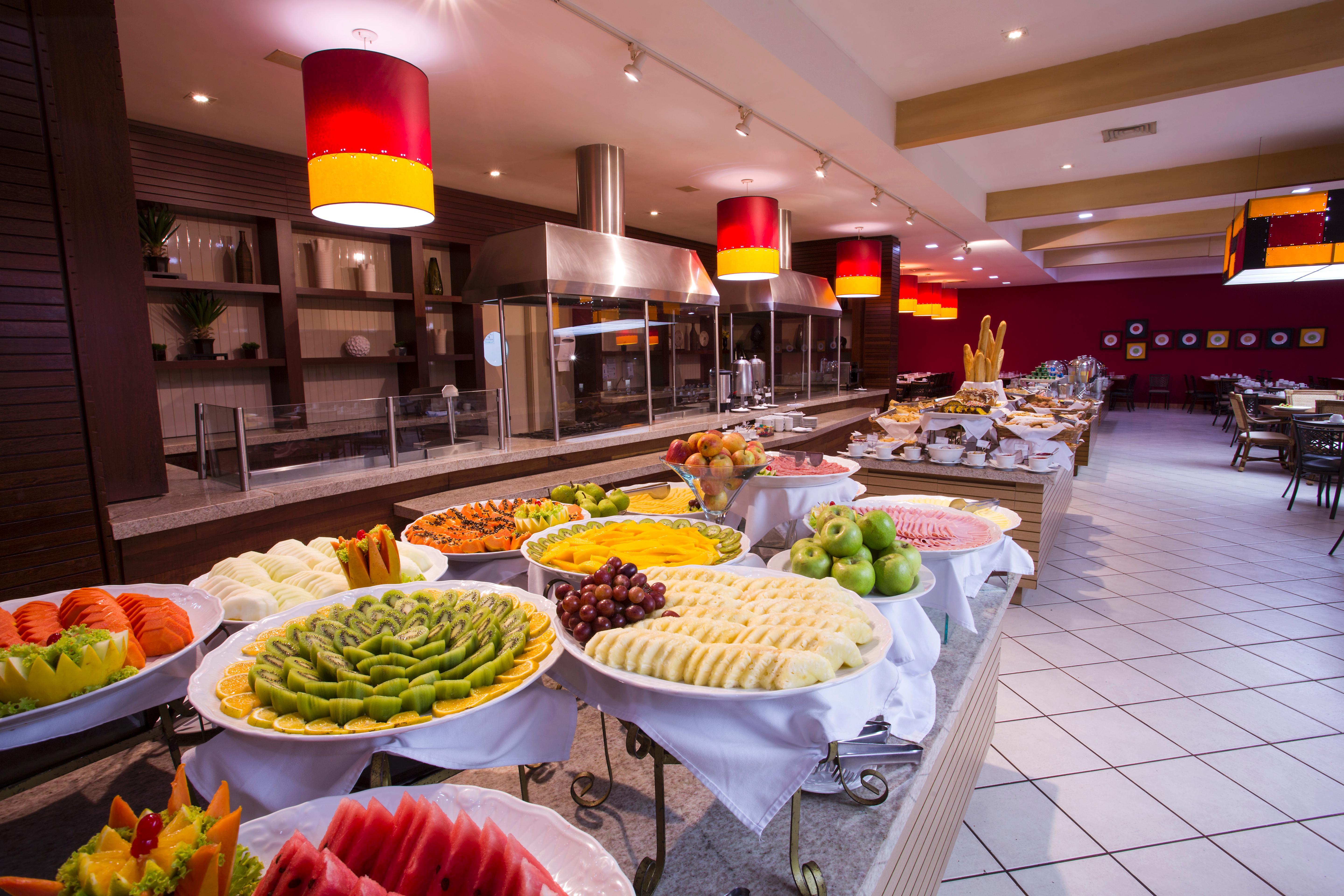Mabu Thermas Grand Resort Foz do Iguacu Bagian luar foto A buffet at a hotel