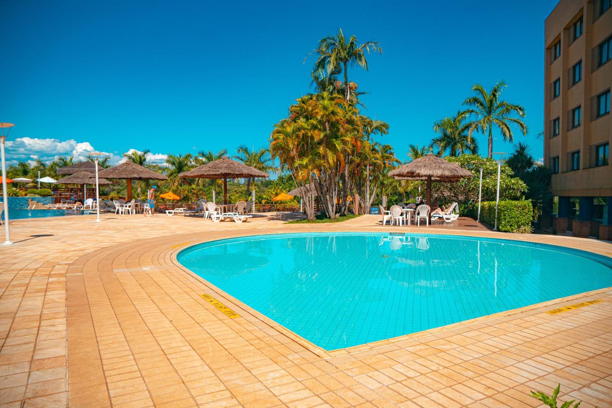 Mabu Thermas Grand Resort Foz do Iguacu Bagian luar foto The pool at the hotel
