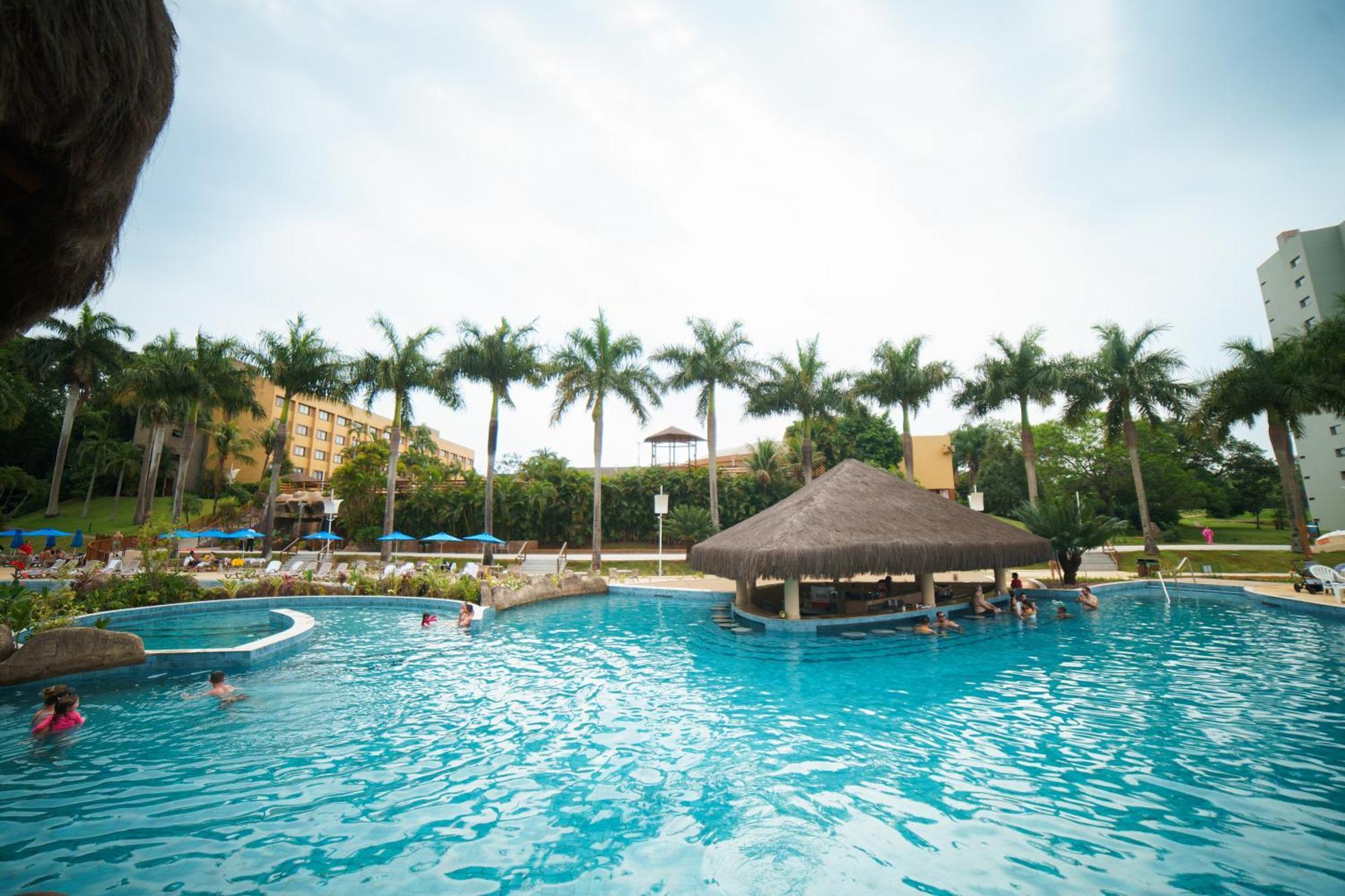 Mabu Thermas Grand Resort Foz do Iguacu Bagian luar foto The swimming pool at the resort