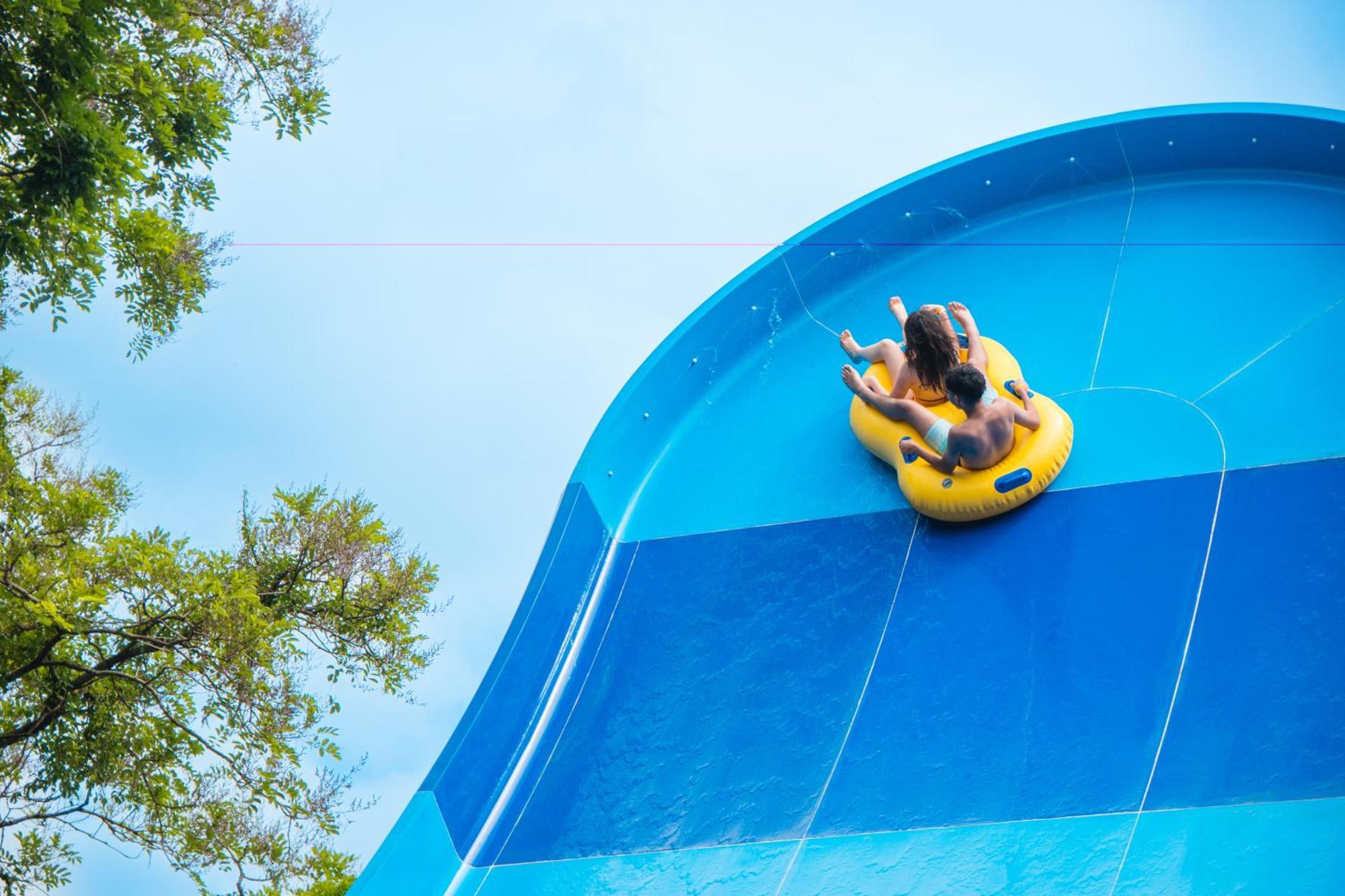 Mabu Thermas Grand Resort Foz do Iguacu Bagian luar foto A person on a water slide