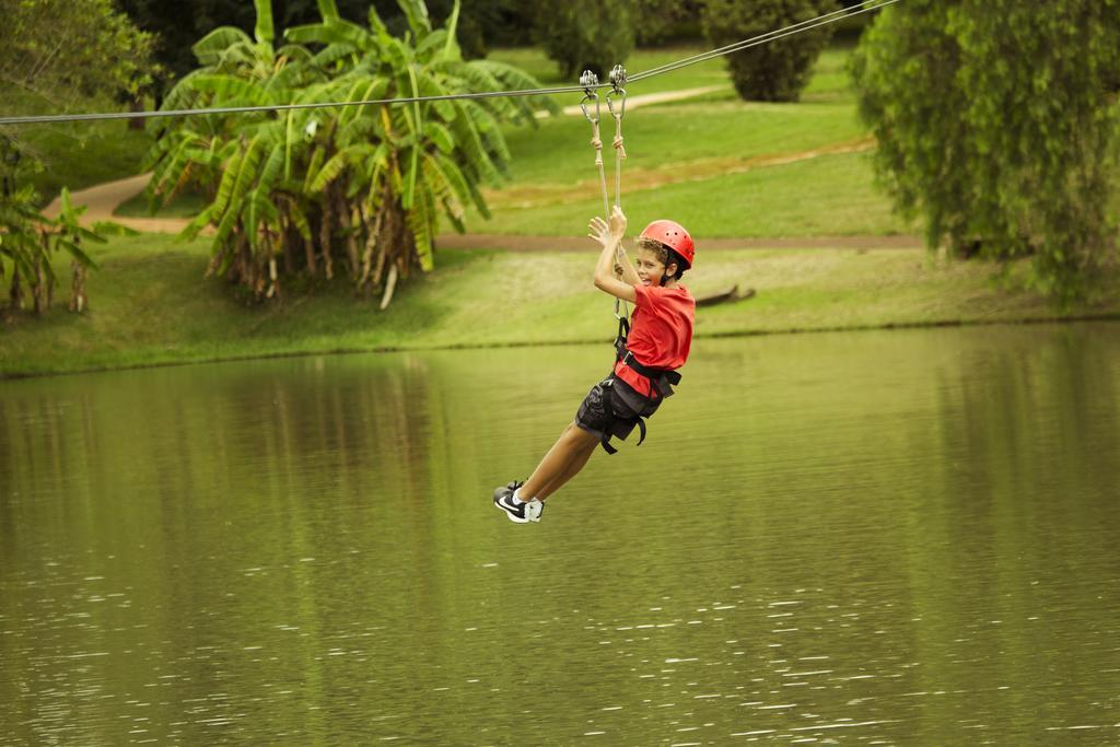 Mabu Thermas Grand Resort Foz do Iguacu Bagian luar foto A child on a zip line