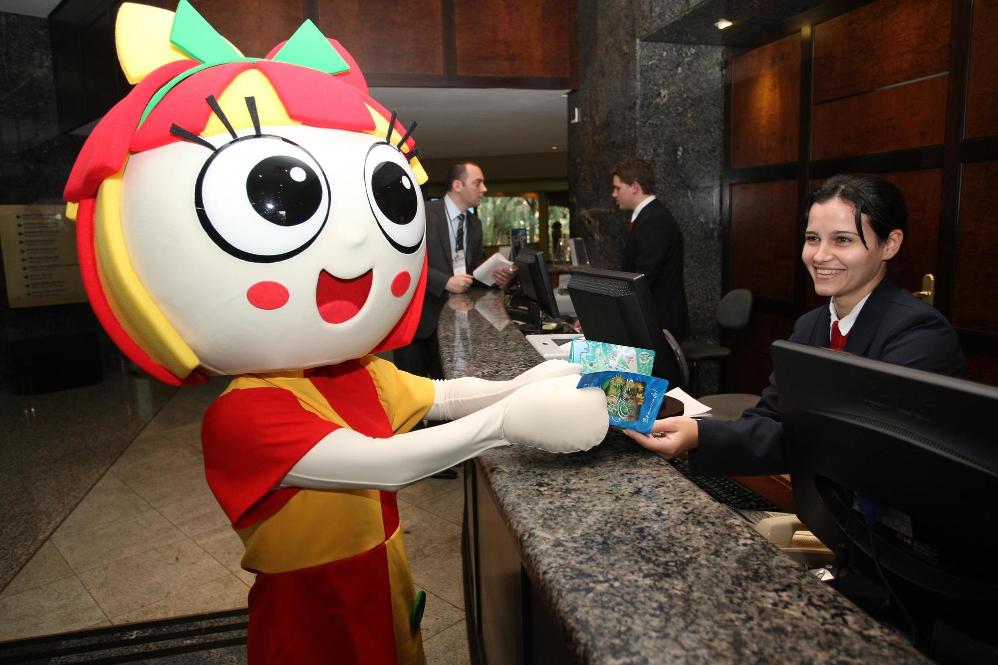 Mabu Thermas Grand Resort Foz do Iguacu Bagian luar foto The mascot of the 2011 Pan American Games, Maya, at the Sheraton Hotel in Lima, Peru.